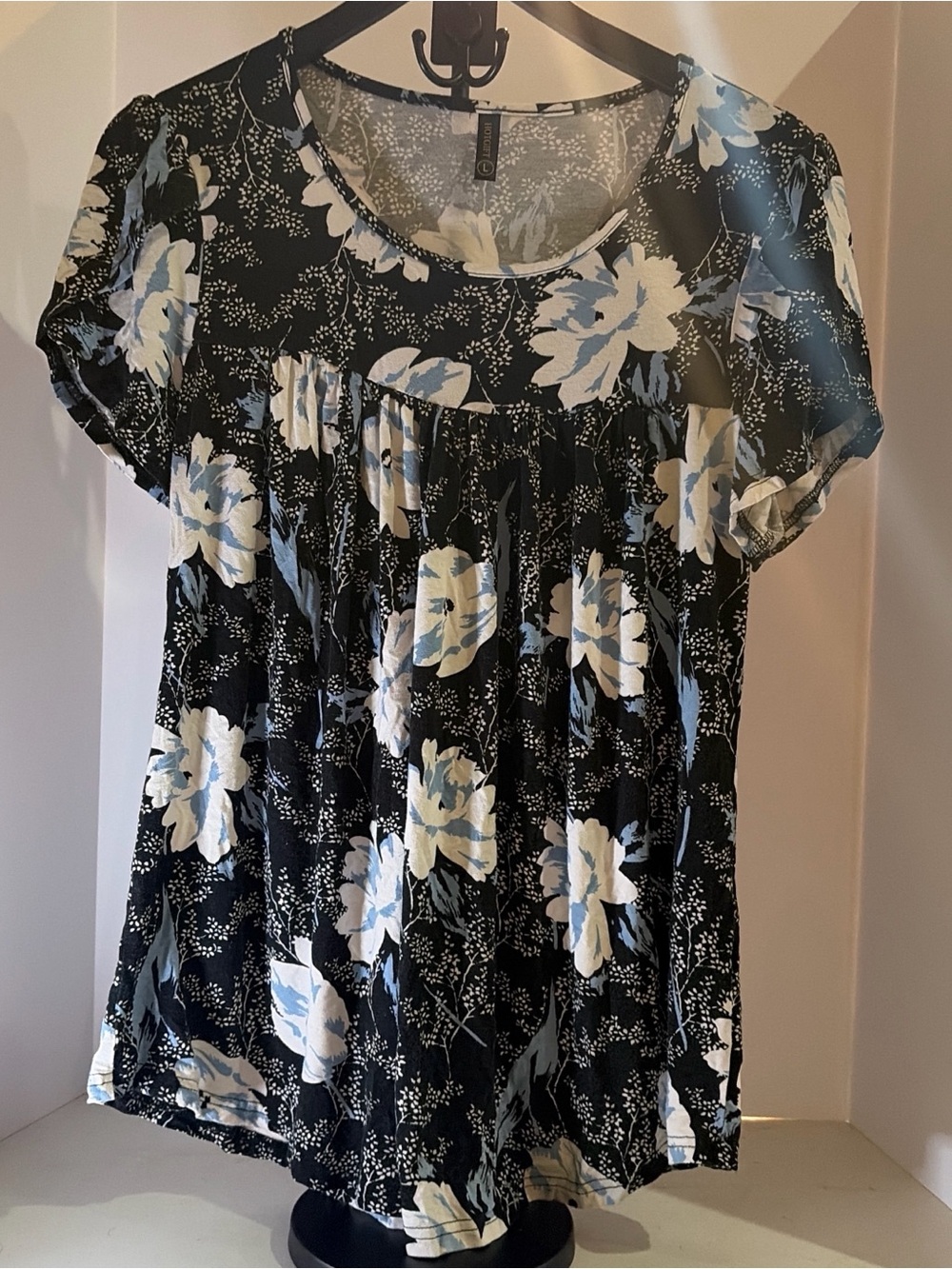 Women's Floral Short-Sleeve Blouse in Black and White by